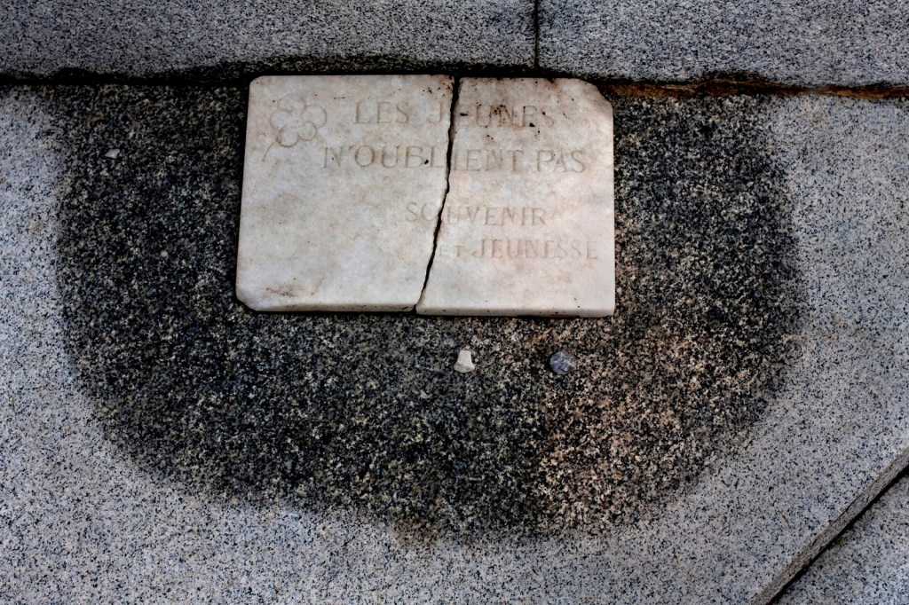 Marcus Bunyan. 'Stones, Vaults, Flowers: Père Lachaise' 2017-2020